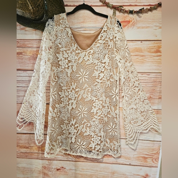 NWOT Beautifull Lace, Lined, Bell Sleeve Party Dress! Size LARGE - Picture 5 of 9